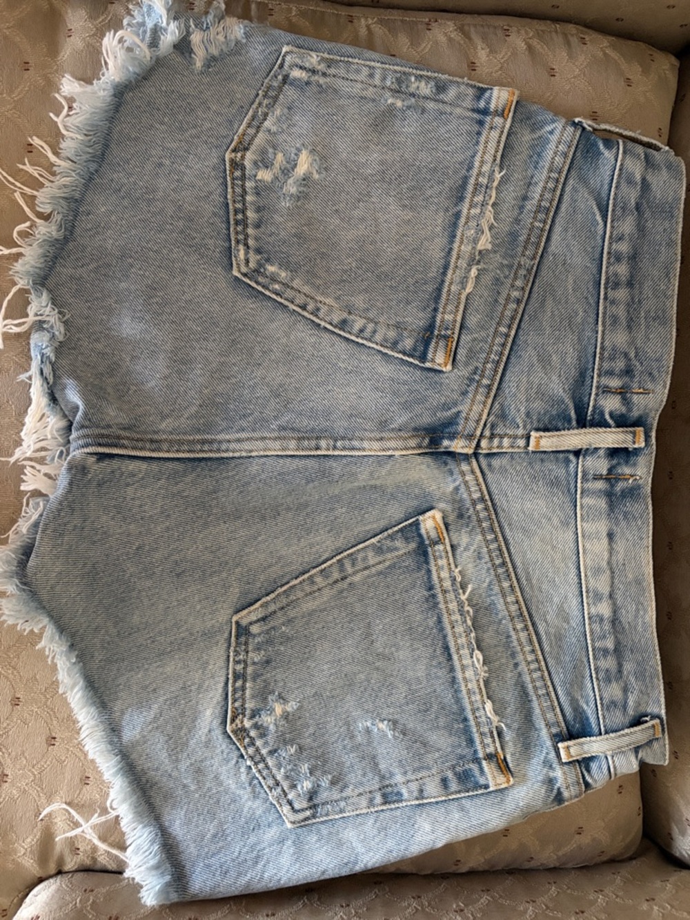 Gently worn! Women’s AGOLDE Raw Edge Denim Shorts | Size 25 - Picture 3 of 7